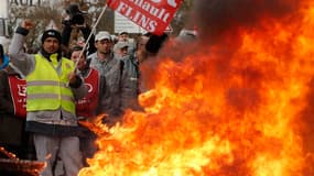 Manifestation des salariés de Renault à l'usine de Flins. Les négociations chez le groupe au losange et PSA Peugeot Citroën ont repris mardi dans un climat tendu. /Photo prise le 29 janvier 2013/REUTERS/Christian Hartmann