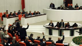 Des députés débattent autour de la nouvelle législation sur Internet, au Parlement turc, à Ankara, le 5 février 2014.