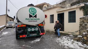 Un camion-citerne d'eau à son arrivée à Oreilla en février 2023 (Pyrénées-Orientales).