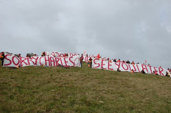 Une banderole a été déployée au Cap Blanc Nez, face aux côtes anglaises, contre Charles III par la CGT ce jeudi. Une banderole a été déployée au Cap Blanc Nez, face aux côtes anglaises, contre Charles III par la CGT ce jeudi.
