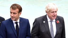 Emmanuel Macron et Boris Johnson posent devant la Fontaine de Trevi, lors du G20 à Rome, dimanche 31 octobre 2021