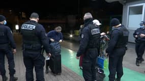 Des contrôles du respect du couvre-feu ont eu lieu dimanche soir à la gare routière.