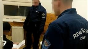 Photo non datée diffusée le 23 mars 2022 par la police hongroise de Loïk Le Priol (g), principal suspect dans la mort à Paris de l'ex-rugbyman Federico Martin Aramburu, après son arrestation à Zahony, en Hongrie