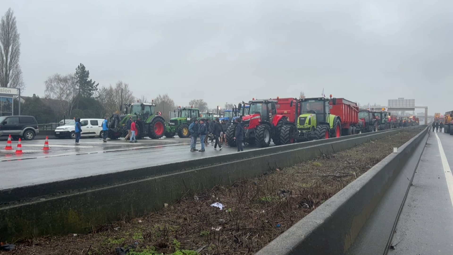 Colère des agriculteurs: lautoroute A1 reste bloquée dans le secteur de  Lille