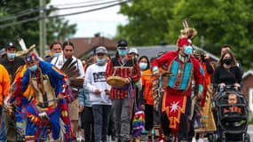 Des membres de la communauté Mohawk défilent le 30 mai 2021 à Kahnawake, au Canada, en mémoire des 215 enfants autochtones dont les restes ont été retrouvés enfouis sous un ancien pensionnat (photo d'illustration).