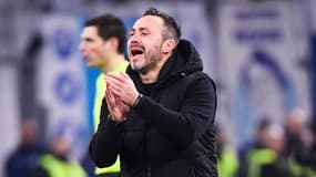 Roberto De Zerbi, l'entraîneur de l'OM,en train d'implorer l'arbitre avec les mains face à l'OL, le 2 février 2025 