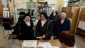 Dans un bureau de vote de Dublin. Selon des sources gouvernementales, les Irlandais ont approuvé le pacte budgétaire européen avec plus de 60% des voix lors du référendum de jeudi. Le dépouillement ne commencera que vendredi matin à 08h00 GMT. /Photo pris