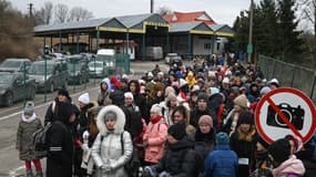 Des réfugiés ukrainiens en train d'attendre à la frontière polonaise ce dimanche. (Photo d'illustration)