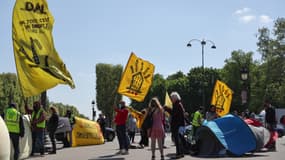 Des tentes ont été plantées par des militants du droit au logement prêt de l'Élysée.