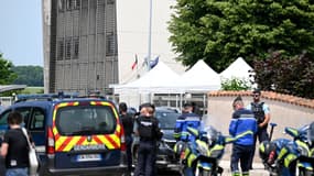 Des gendarmes devant le collège Françoise Dolto, à Nogent (Haute-Marne), où une surveillante a été poignardée à mort par un élève, le 10 juin 2025.