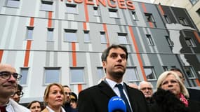 Le Premier ministre Gabriel Attal (C) et la nouvelle ministre du Travail, de la Santé et des Solidarités, Catherine Vautrin devant le centre hospitalier universitaire de Dijon, le 13 janvier 2024. 