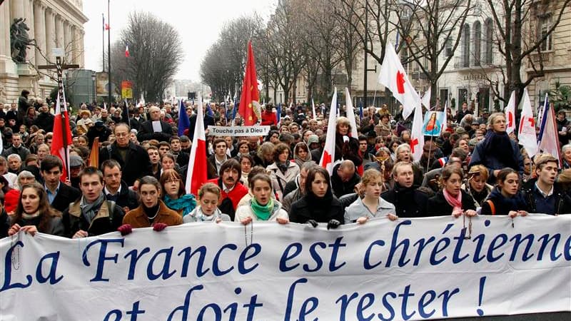 Chrétiens fondamentalistes manifestant à Paris contre la pièce de théâtre "Golgota Picnic" de l'argentin Rodrigo Garcia, qu'ils jugent blasphématoire. Le ministre français de la Culture Frédéric Mitterrand a déclaré dimanche que "la liberté de conscience