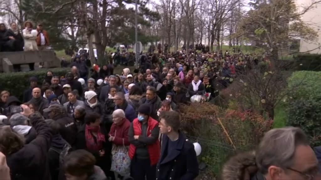 Une minute de silence a été respectée en hommage aux victimes de l'incendie de Vaulx-en-Velin. Une minute de silence a été respectée en hommage aux victimes de l'incendie de Vaulx-en-Velin.