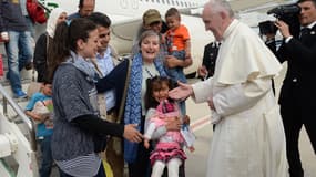 Le Pape accueille trois familles de réfugiés syriens, à Rome, samedi 16 avril.