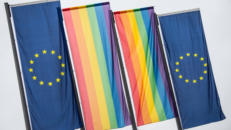 Le drapeau LGBT avec le drapeau de l'Union européenne devant la Banque centrale européenne.