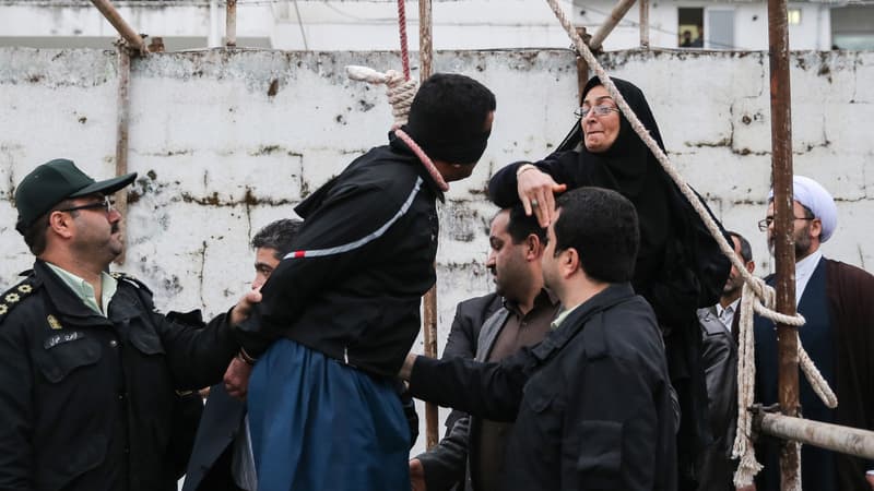A droite, la mère de la victime tuée en 2007 gifle Balal, avant de lui accorder son pardon, le 15 avril 2014.