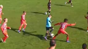 Le but complètement fou du gardien des U9 de l'Eintracht Francfort, le 13 octobre 2024. 