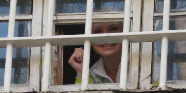 Ioulia Timochenko depuis la fenêtre de sa cellule, à Kiev, en novembre 2011.