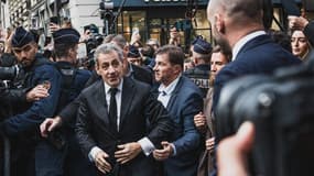 Nicolas Sarkozy dans le 16e arrondissement de Paris ce mercredi 10 décembre 2025 pour la séance de dédicaces de son dernier livre. 