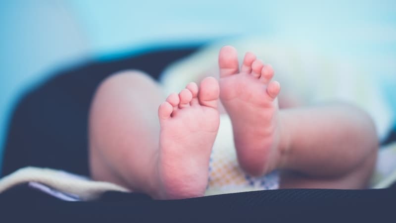 Un bébé.