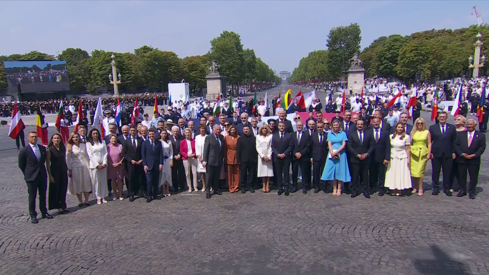 Emmanuel Macron, Volodymyr Zelensky, Keir Starmer, Friedrich Merz... L'ensemble des 35 chefs d'État et de gouvernement se sont rassemblés au pied de la tribune présidentielle pour une photo de famille le 14 juillet 2026 à Paris.