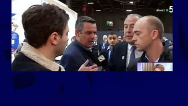 Le ministre de l'Agriculture Didier Guillaume face au journaliste de C à Vous ce mercredi au salon de l'Agriculture.