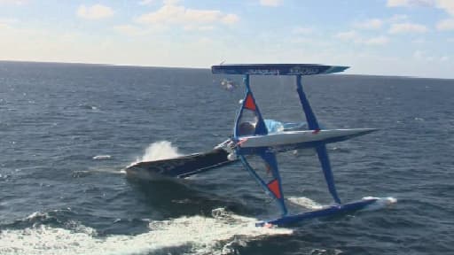 Virbac-Paprec 70, le trimaran de Jean-Pierre Dick et Roland Jourdain, a chaviré, jeudi, au large de Belle Ile, dans le Morbihan.