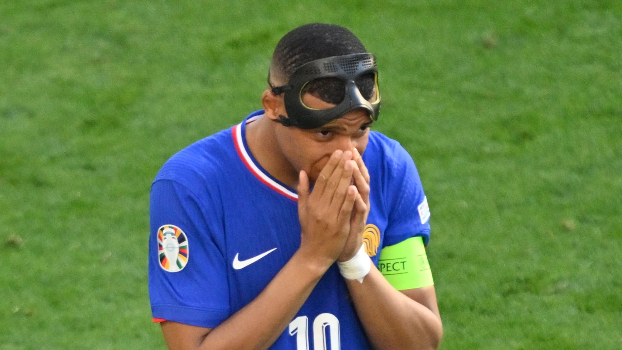Kylian Mbappé se plaint d'avoir reçu un coup au visage de la part de Robert Lewandowski lors de France-Pologne, le 25/06/2024 à l'Euro