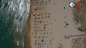 Sur ces images filmées par un drone montrent une plage espagnole parcellisée afin de permettre aux vacanciers de respecter les gestes barrières.