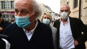 L'avocat des parents d'Alexia Daval, Me Gilles-Jean Portejoie (G), le 16 novembre 2020 à Vesoul en arrivant au palais de justice avec ses clients