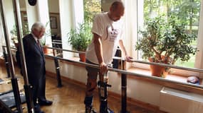 Le professeur Wagih el-Masri chirurgien et fondateur de Spinal injury charity SPIRIT, regarde le Bulgare Darek Fidyka se mouvoir de lui-même le long de barres parallèles. Photo non datée.