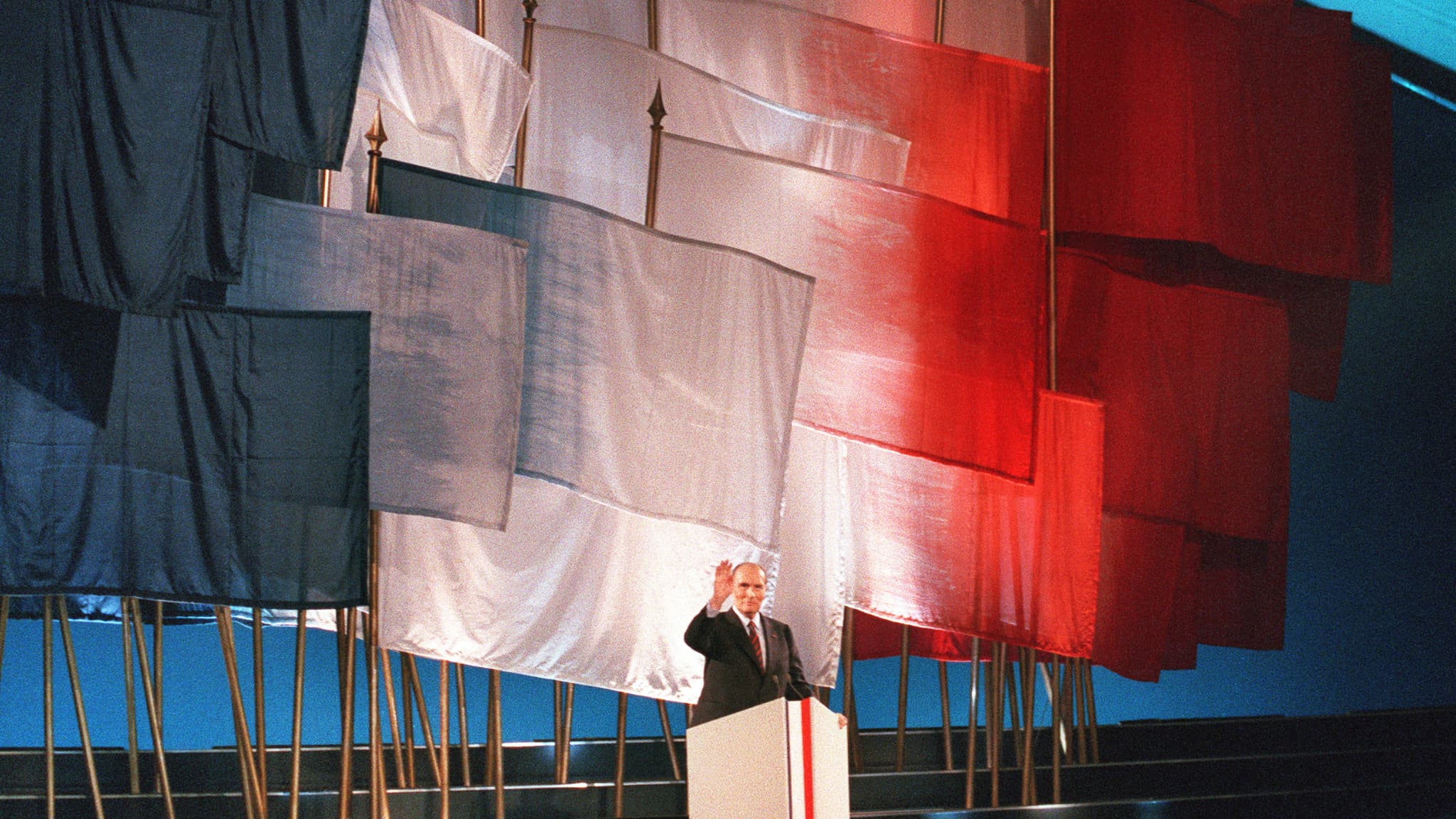 François Mitterrand devant son pupitre "jupiter" au meeting de Rennes, le 9 avril 1988. "On les a voulus monumentaux", résume son communicant Gérard Colé François Mitterrand devant son pupitre "jupiter" au meeting de Rennes, le 9 avril 1988. "On les a voulus monumentaux", résume son communicant Gérard Colé