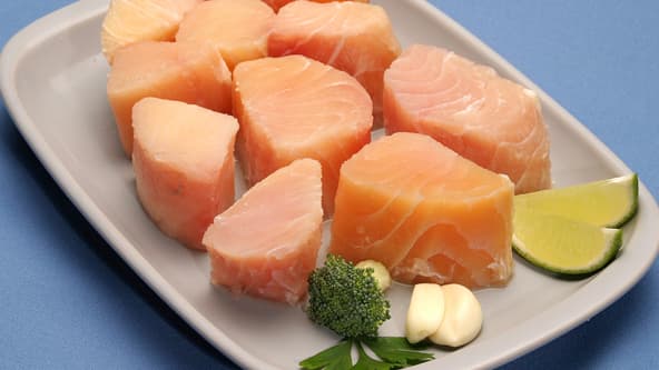 Savourez ces cubes au saumon en apéritif. La recette est ici.