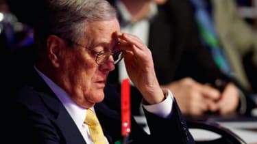 David, l'un des 2 frères Koch (les apparitions de Charles étant extrêmement rares), vice-président de Koch Industries, a perdu à lui tout seul 1 milliard de dollars sur la journée de lundi.