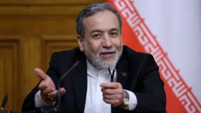 Le ministre iranien des Affaires étrangères Abbas Araghchi participe à une conférence de presse conjointe avec son homologue russe à l'issue de leurs discussions à Moscou (Russie), le 17 décembre 2025.