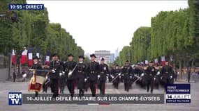 14 juillet: l'école Polytechnique défile devant la tribune officielle