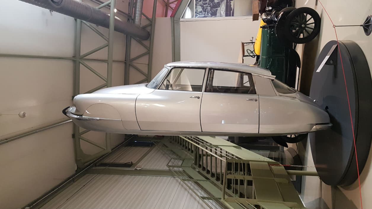 La DS en présentation "fusée" comme lors du salon de l'auto de Paris de 1961