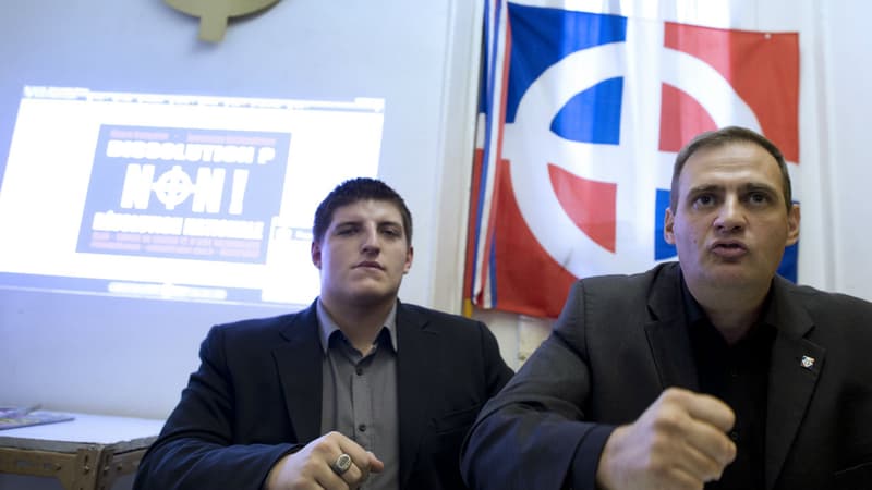 Alexandre Gabriac (à gauche) et Yvan Benedetti (à droite) lors d'une conférence de presse sur la dissolution de leur mouvement, plusieurs mois après la décision de justice, le 28 octobre 2013 à Paris.