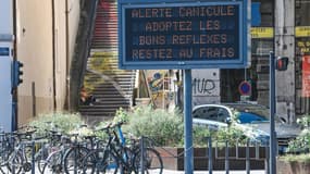 Un panneau électronique appelle à la vigilance en raison de la canicule à Lyon, le 18 août 2023