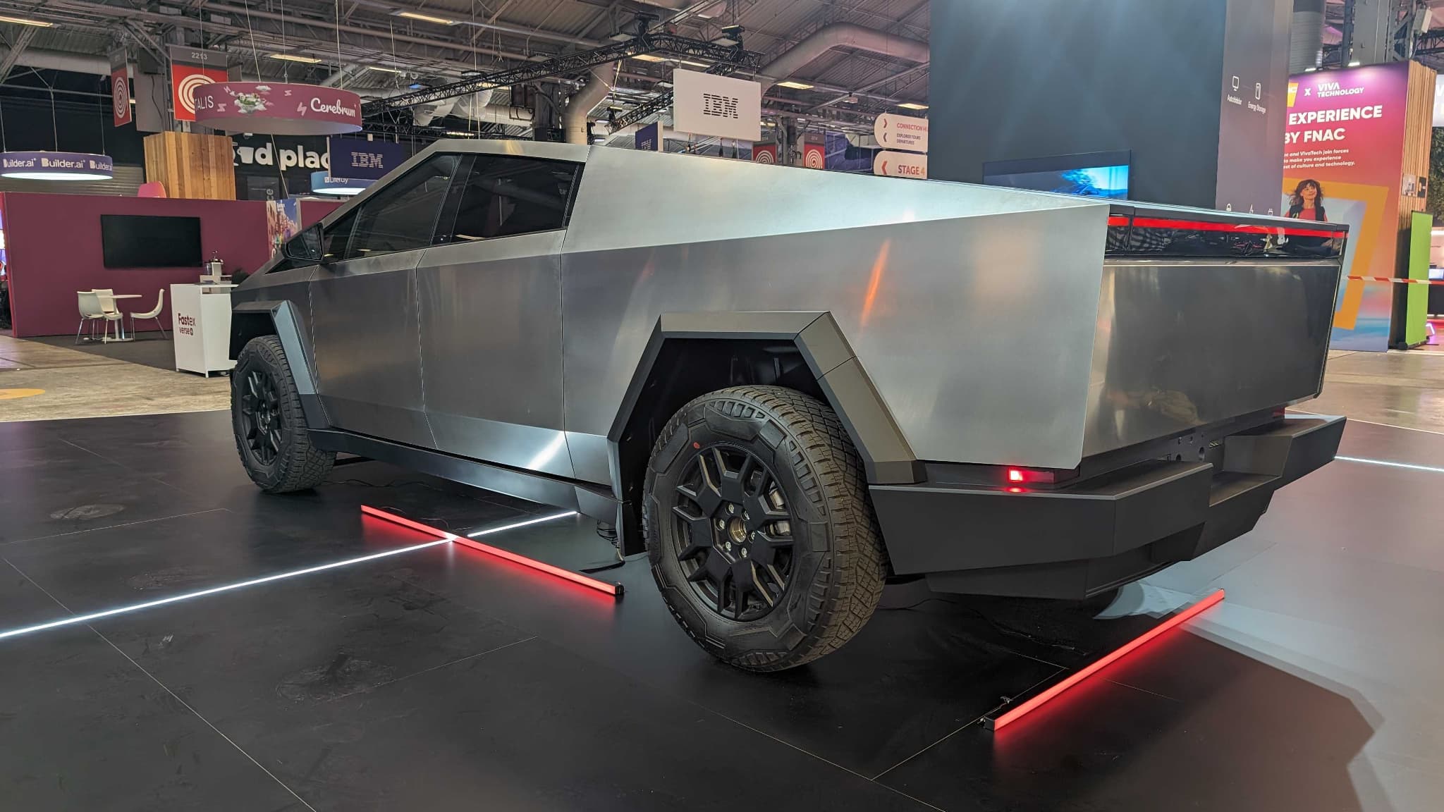 La carrosserie en acier inoxydable participe au look pour le moins original du Cybertruck. La carrosserie en acier inoxydable participe au look pour le moins original du Cybertruck.