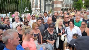 Des fans d'Alain Delon, réunit à Douchy pour réaliser une minute de silence lors des obsèques de l'acteur, le 24 août 2024.
