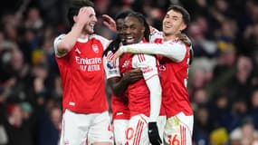 Eberechi Eze fêté par ses coéquipiers d'Arsenal après son triplé dans le derby, 23 novembre 2025