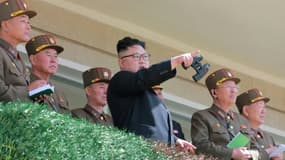 Photo non datée fournie le 14 avril 2017 par l'agence officielle nord-coréenne Kcna du leader Kim Jong-Un observant les opérations des forces spéciales dans un lieu non précisé