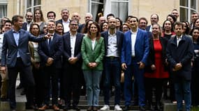Le Nouveau Front Populaire et ses membres prennent la pose ce venderdi depuis la Maison de la Chimie