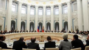 Les ministres des Finances et banquiers centraux du G20 réunis à Moscou ont promis samedi de ne pas s'engager dans une "guerre des monnaies" et remis à plus tard l'adoption de nouveaux objectifs de réduction de la dette en raison de la conjoncture économi