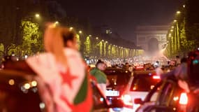 Des supporters de l'Algérie sur les Champs-Elysées à Paris