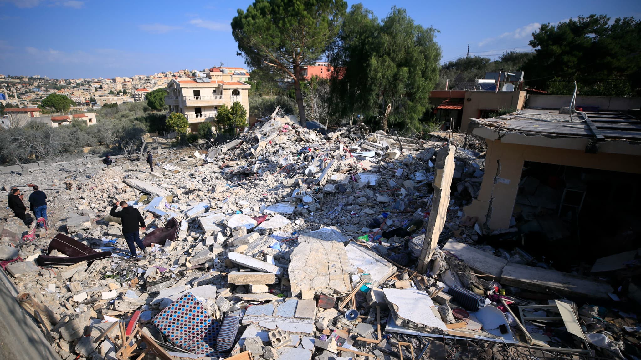 Des personnes examinent les décombres d'un bâtiment à Bint Jbeil, dans le sud du Liban, à la suite d'un bombardement israélien la nuit précédente, le 27 décembre 2023.
