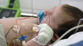 Un enfant souffrant de bronchiolite est sous perfusion, le 29 novembre 2003 au service des urgences de l'hôpital Trousseau à Paris.