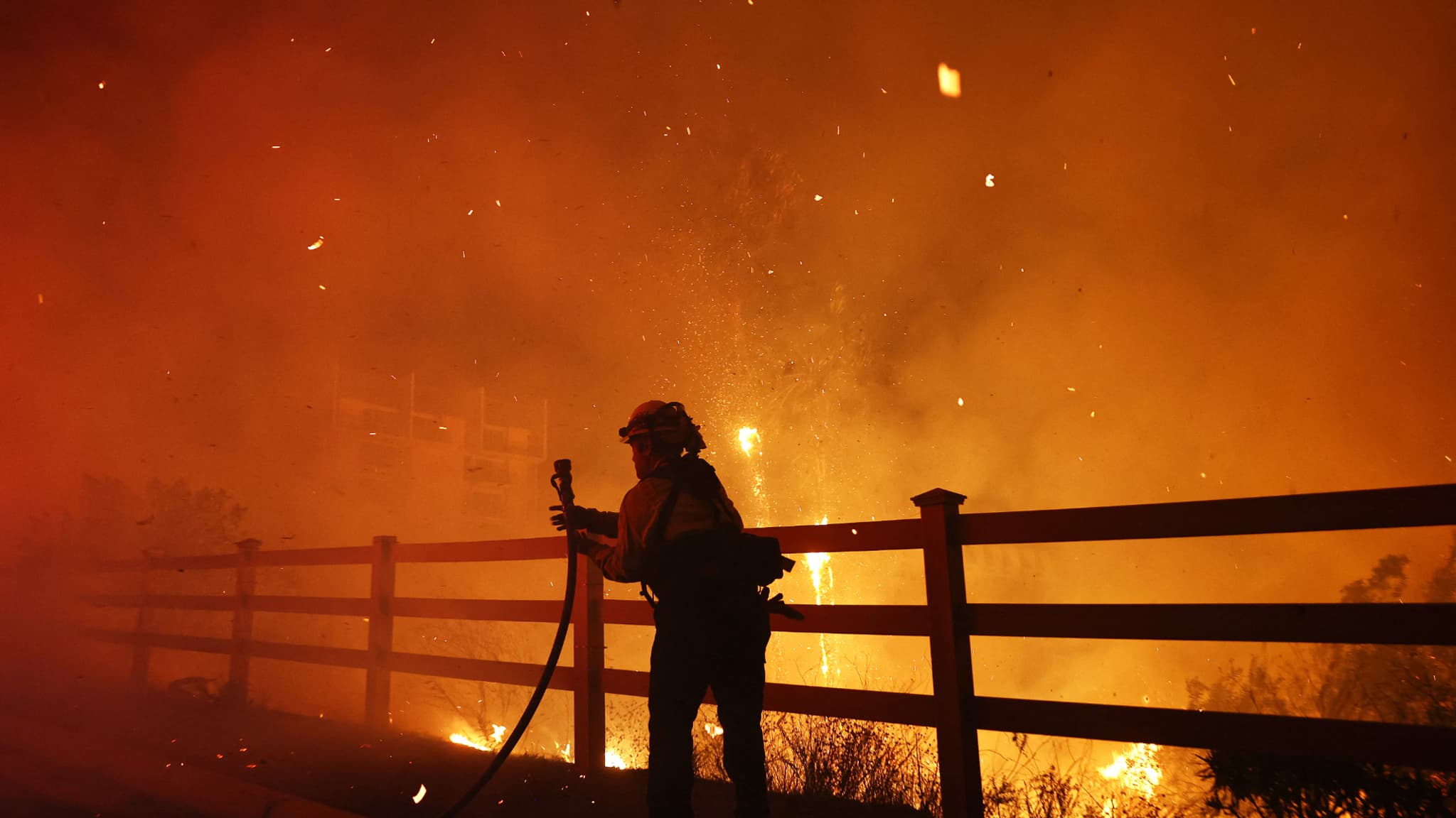 Un pompier luttant contre les flammes à Malibu, ce mardi 10 décembre 2024. Un pompier luttant contre les flammes à Malibu, ce mardi 10 décembre 2024.