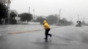 A Wrightsville Beach, en Caroline du Nord. L'ouragan Irene a atteint samedi la côte Est des Etats-Unis dans les environs du cap Lookout. Accompagnée de vents soufflant à 140 km/h, Irene est un ouragan de catégorie 1 sur l'échelle de Saffir-Simpson qui en